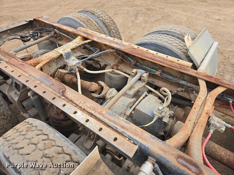 image for item EB1185 1994 International 9200 truck cab and chassis