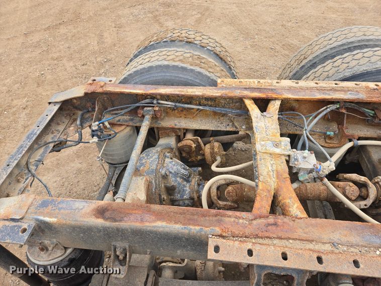 image for item EB1185 1994 International 9200 truck cab and chassis