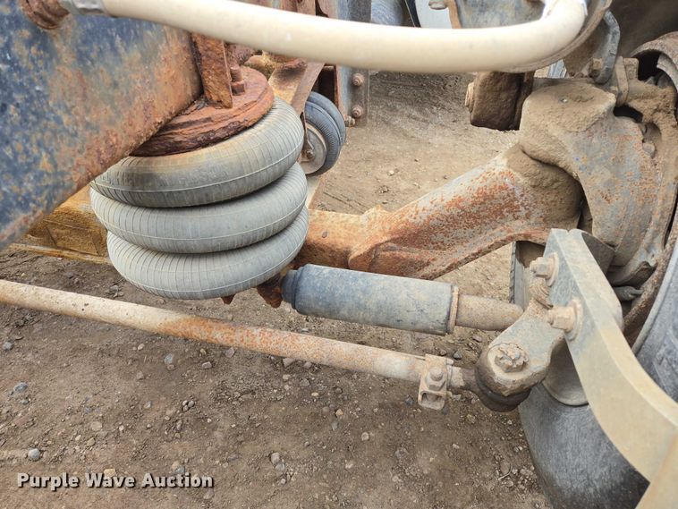 image for item EB1185 1994 International 9200 truck cab and chassis