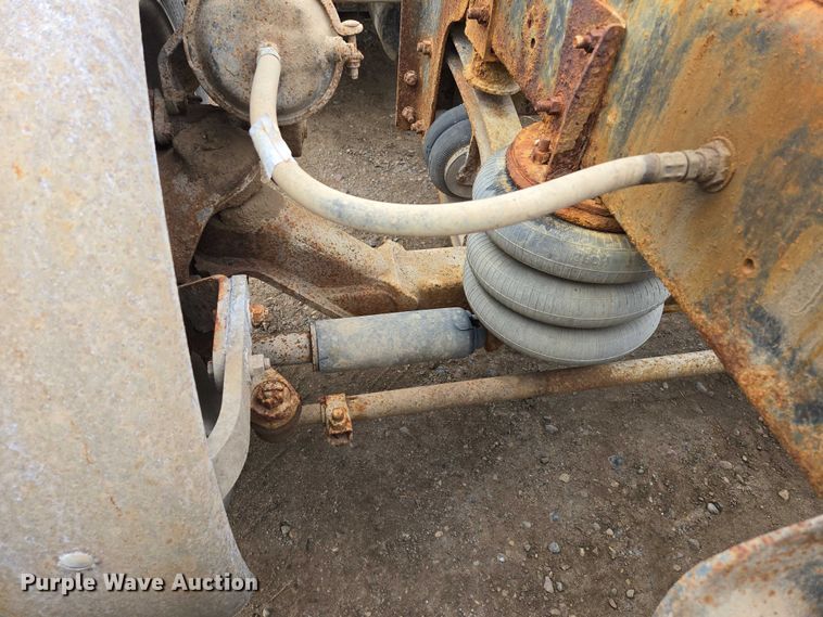 image for item EB1185 1994 International 9200 truck cab and chassis