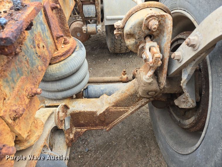 image for item EB1185 1994 International 9200 truck cab and chassis