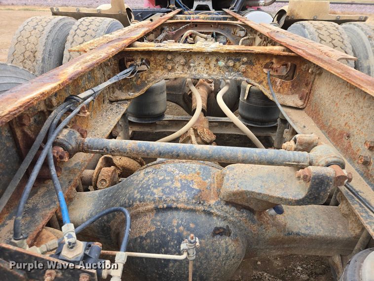 image for item EB1185 1994 International 9200 truck cab and chassis