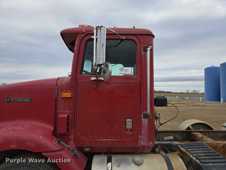 image for item EB1185 1994 International 9200 truck cab and chassis