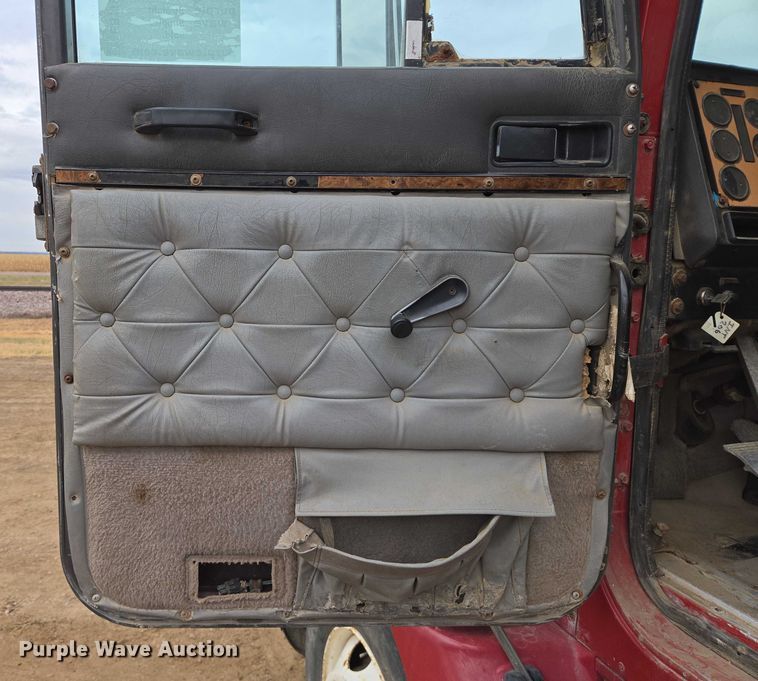 image for item EB1185 1994 International 9200 truck cab and chassis