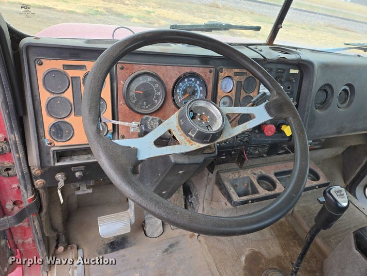 image for item EB1185 1994 International 9200 truck cab and chassis