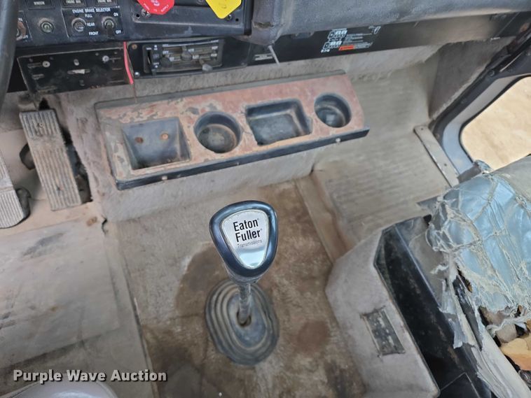 image for item EB1185 1994 International 9200 truck cab and chassis