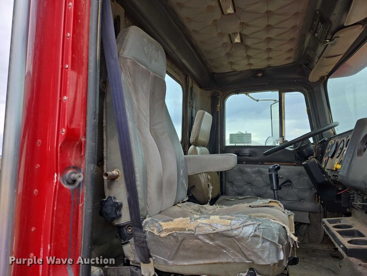 image for item EB1185 1994 International 9200 truck cab and chassis