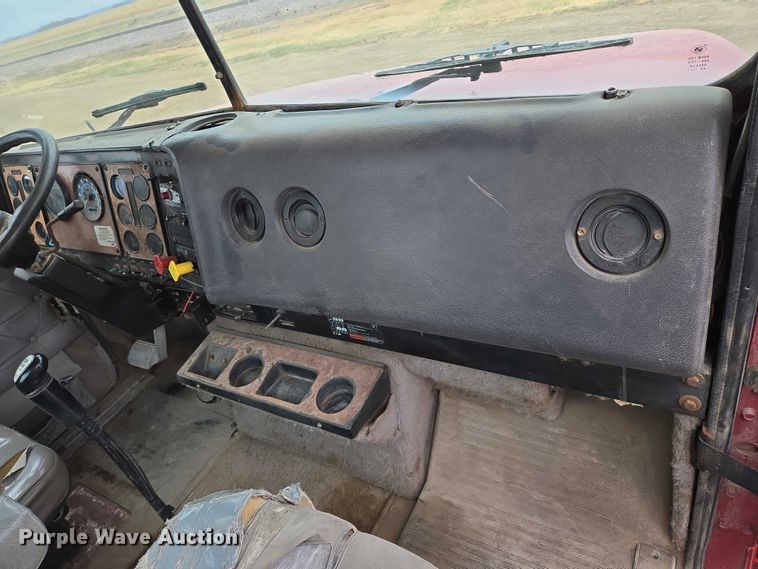 image for item EB1185 1994 International 9200 truck cab and chassis