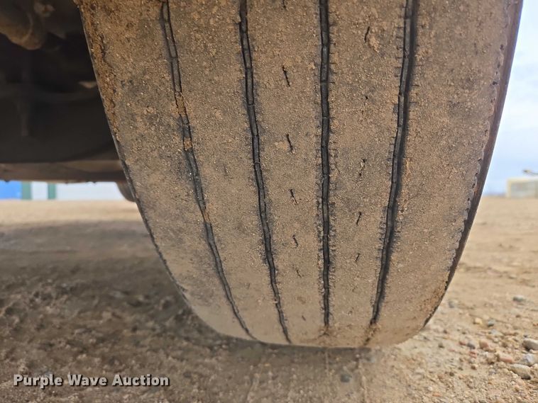 image for item EB1185 1994 International 9200 truck cab and chassis