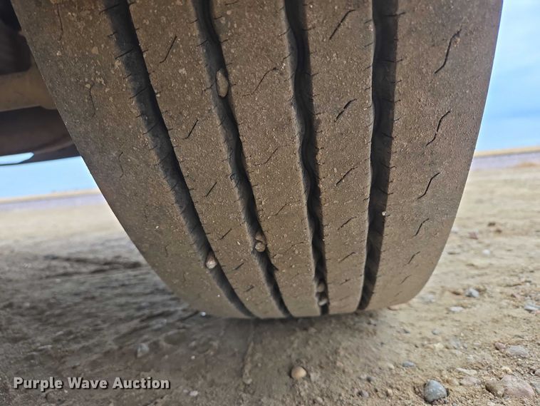 image for item EB1185 1994 International 9200 truck cab and chassis