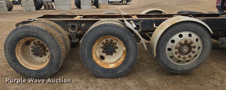 image for item EB1185 1994 International 9200 truck cab and chassis