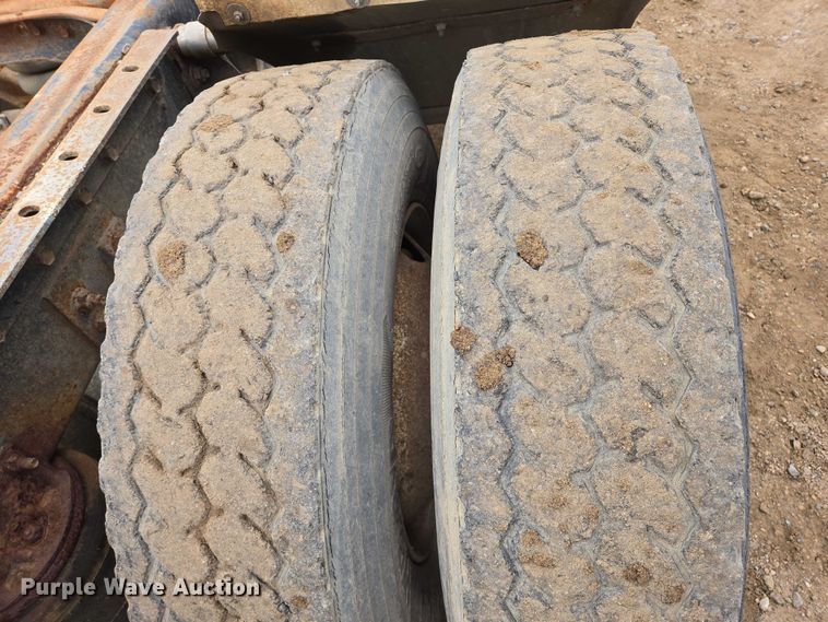 image for item EB1185 1994 International 9200 truck cab and chassis