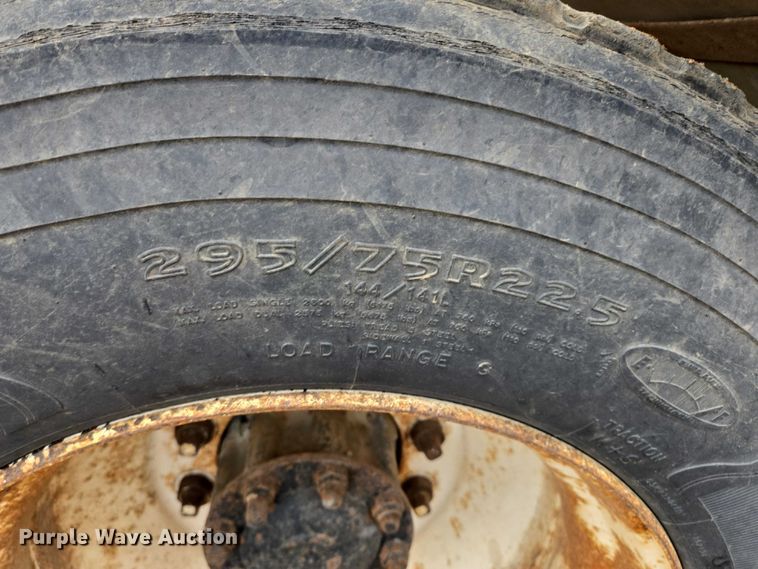 image for item EB1185 1994 International 9200 truck cab and chassis