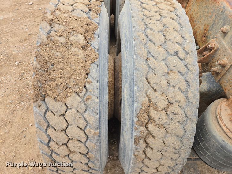 image for item EB1185 1994 International 9200 truck cab and chassis