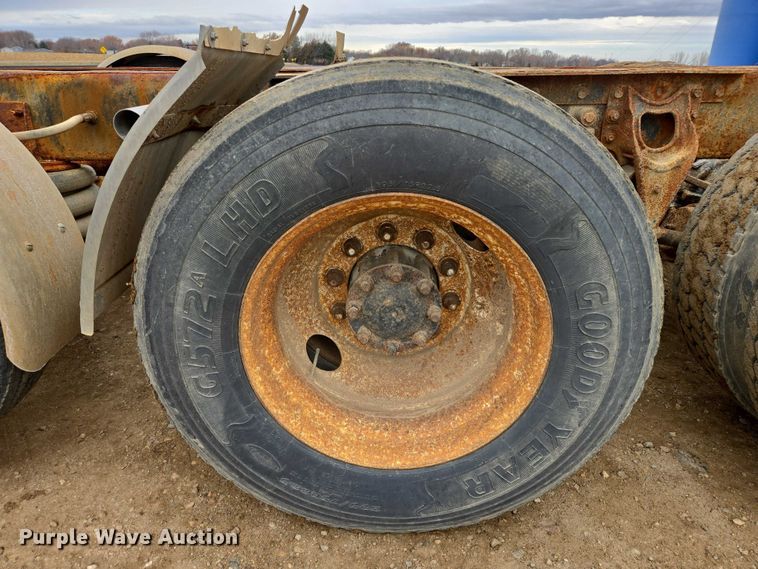 image for item EB1185 1994 International 9200 truck cab and chassis