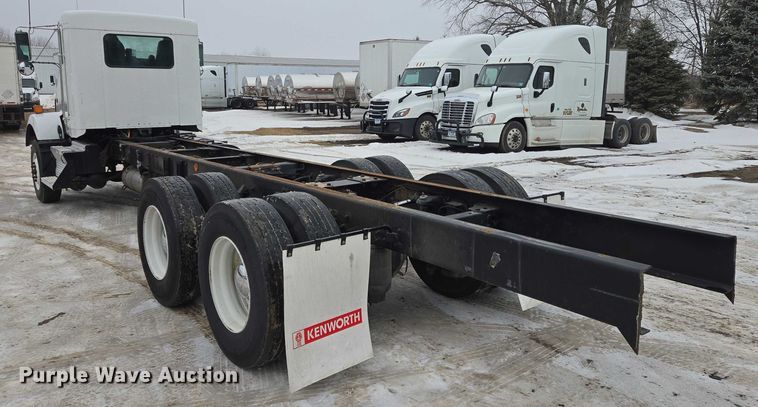 image for item EB1213 2012 Kenworth T800 truck cab and chassis