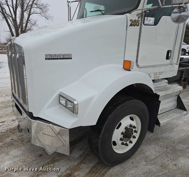 image for item EB1213 2012 Kenworth T800 truck cab and chassis