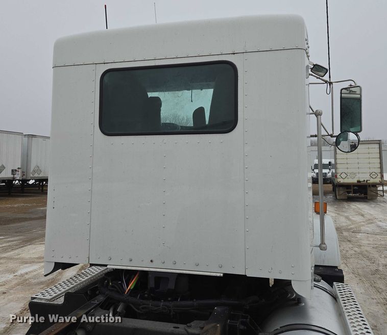 image for item EB1213 2012 Kenworth T800 truck cab and chassis