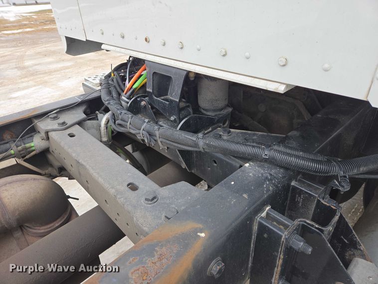 image for item EB1213 2012 Kenworth T800 truck cab and chassis