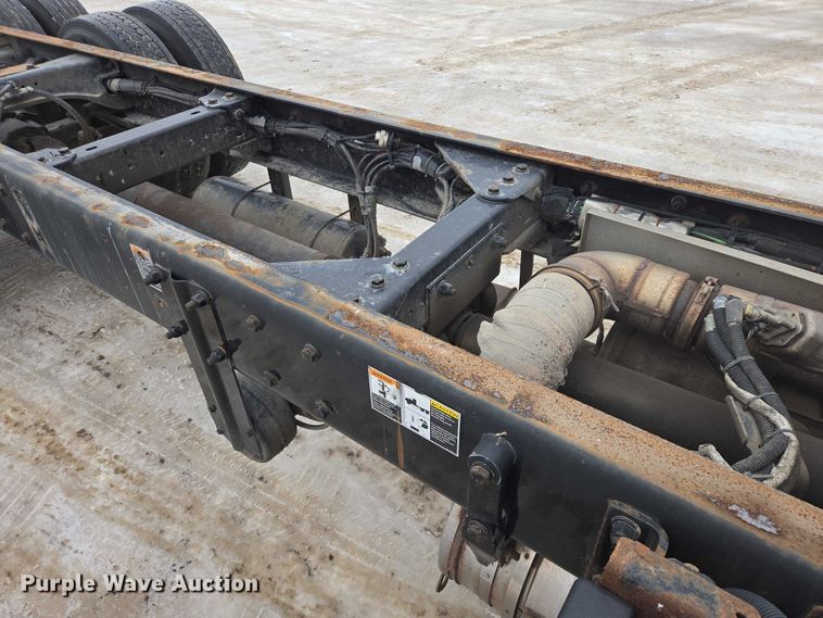 image for item EB1213 2012 Kenworth T800 truck cab and chassis