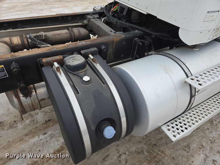 image for item EB1213 2012 Kenworth T800 truck cab and chassis