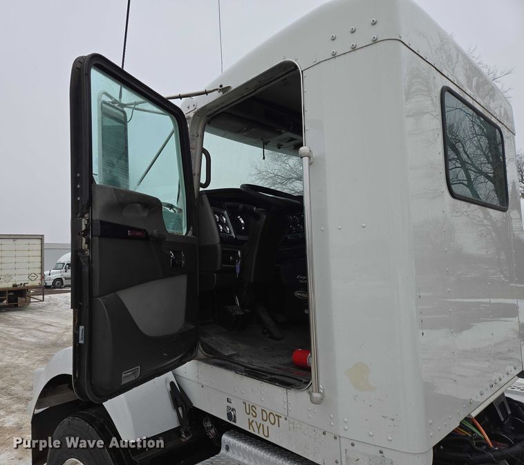 image for item EB1213 2012 Kenworth T800 truck cab and chassis