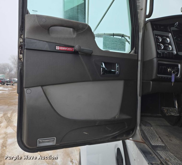 image for item EB1213 2012 Kenworth T800 truck cab and chassis