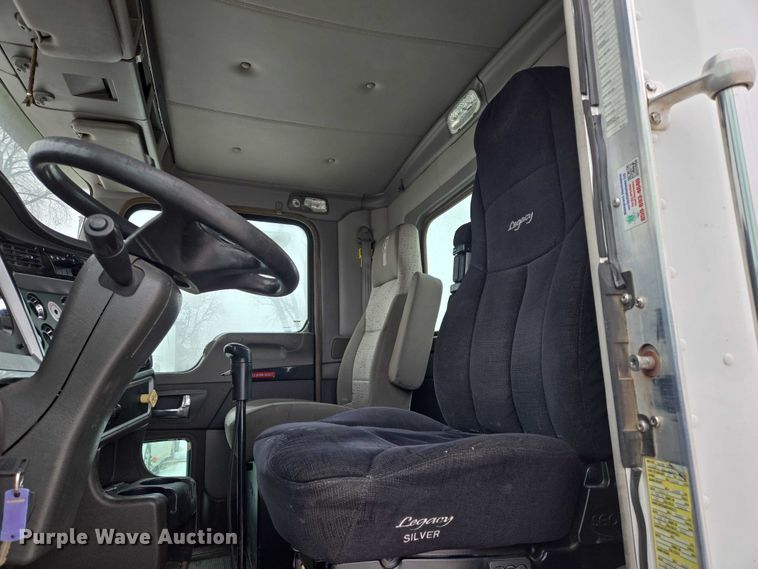 image for item EB1213 2012 Kenworth T800 truck cab and chassis