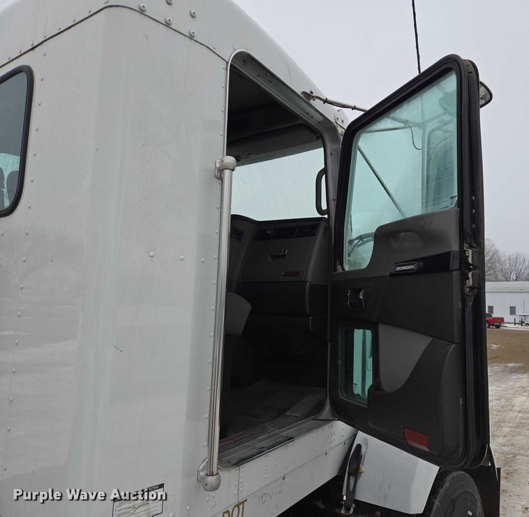 image for item EB1213 2012 Kenworth T800 truck cab and chassis