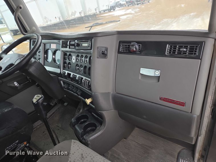 image for item EB1213 2012 Kenworth T800 truck cab and chassis