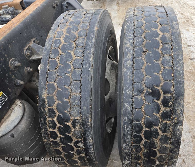 image for item EB1213 2012 Kenworth T800 truck cab and chassis