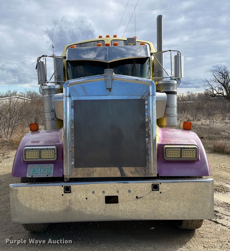 image for item ED5127 2000 Kenworth W900L semi truck