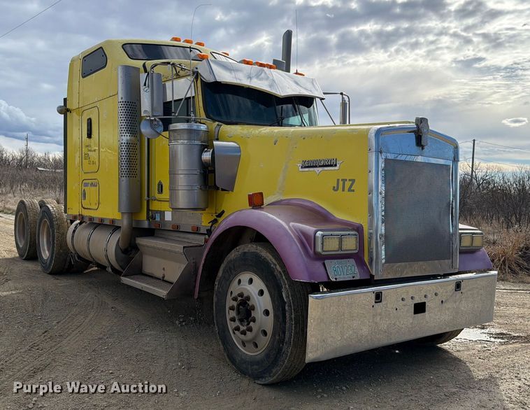 image for item ED5127 2000 Kenworth W900L semi truck