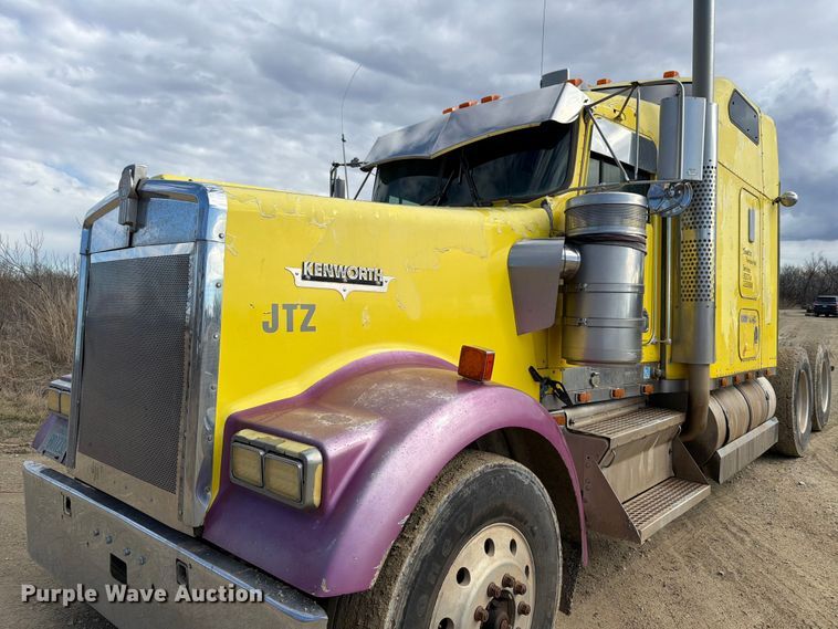 image for item ED5127 2000 Kenworth W900L semi truck
