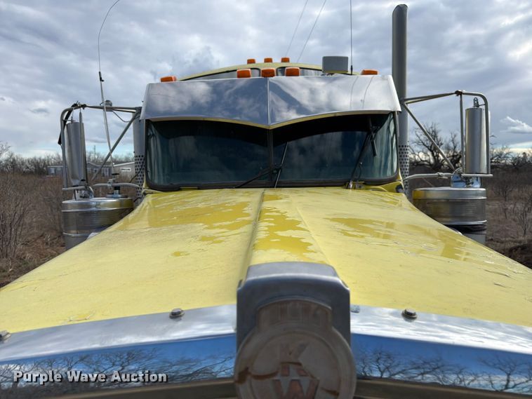 image for item ED5127 2000 Kenworth W900L semi truck