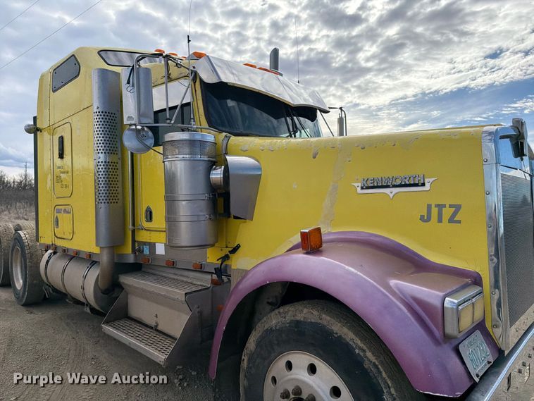 image for item ED5127 2000 Kenworth W900L semi truck