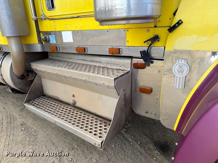 image for item ED5127 2000 Kenworth W900L semi truck