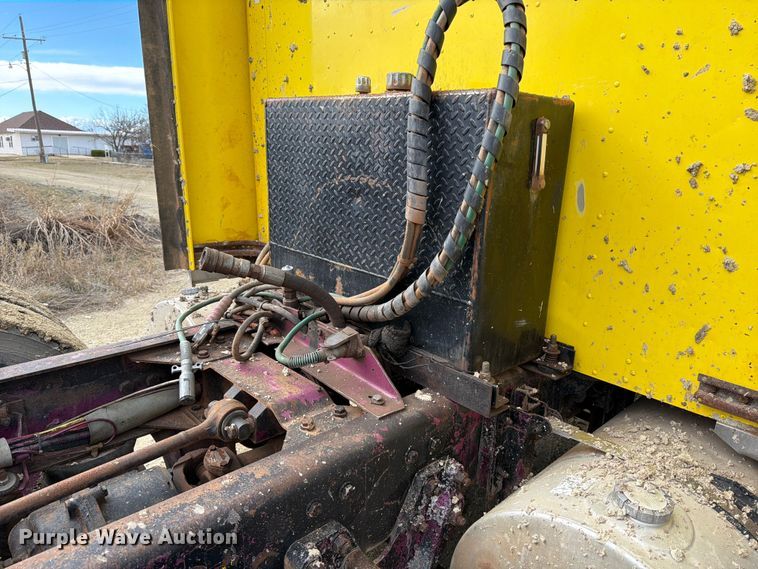 image for item ED5127 2000 Kenworth W900L semi truck