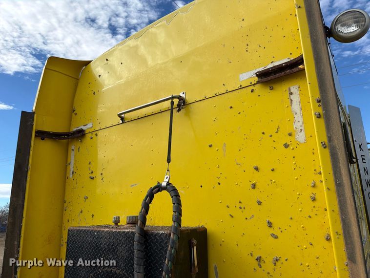 image for item ED5127 2000 Kenworth W900L semi truck