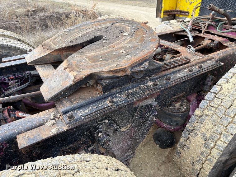 image for item ED5127 2000 Kenworth W900L semi truck