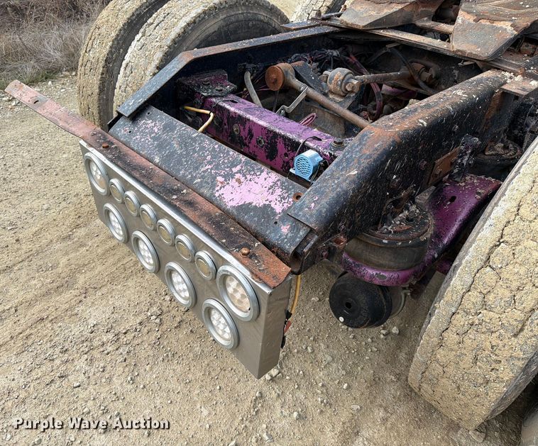 image for item ED5127 2000 Kenworth W900L semi truck