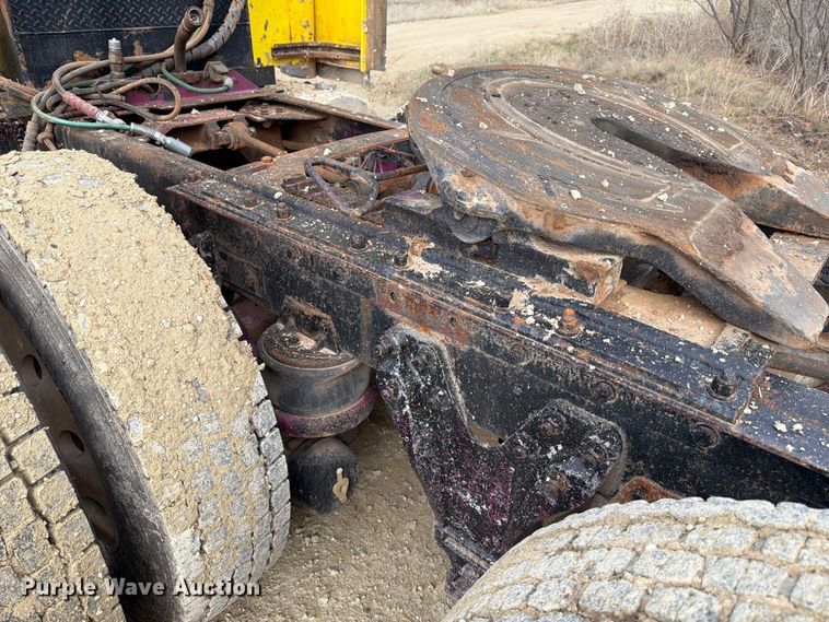 image for item ED5127 2000 Kenworth W900L semi truck