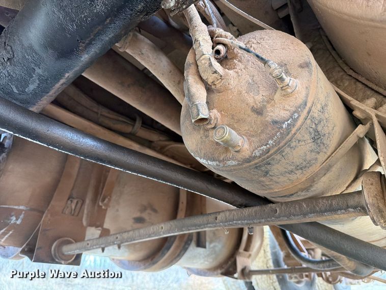 image for item ED5127 2000 Kenworth W900L semi truck