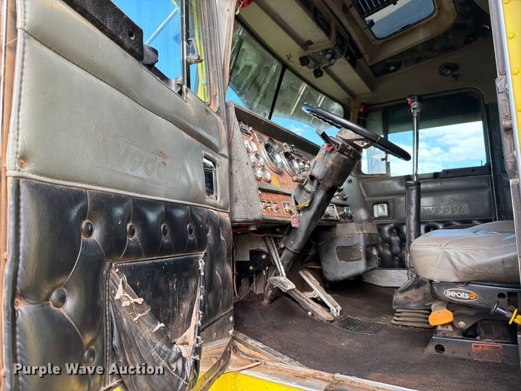 image for item ED5127 2000 Kenworth W900L semi truck