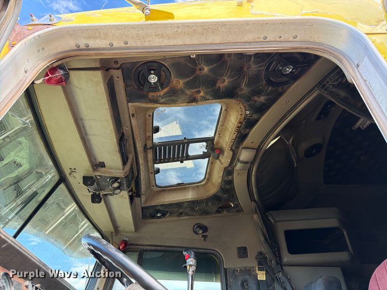 image for item ED5127 2000 Kenworth W900L semi truck