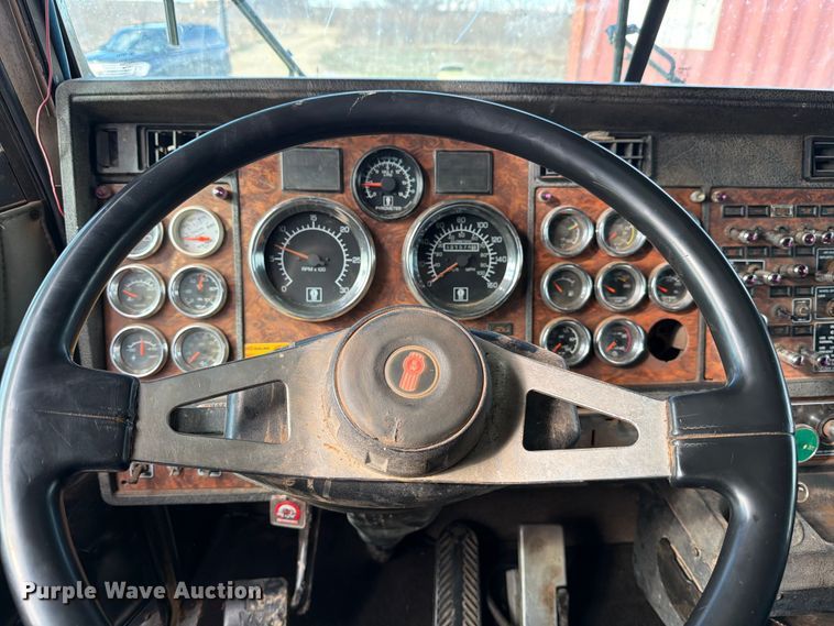 image for item ED5127 2000 Kenworth W900L semi truck