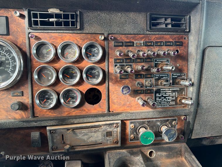 image for item ED5127 2000 Kenworth W900L semi truck