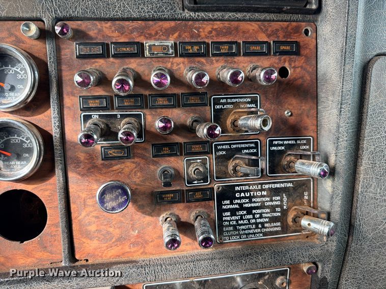 image for item ED5127 2000 Kenworth W900L semi truck