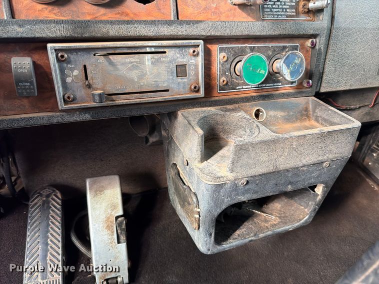 image for item ED5127 2000 Kenworth W900L semi truck