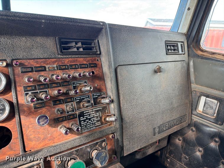 image for item ED5127 2000 Kenworth W900L semi truck